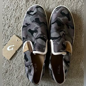 Olukai slip-on shoes pink camo size 11 NWT